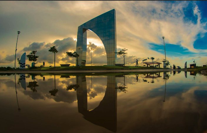 La Ventana de Barranquilla glass monument reflected at sunset